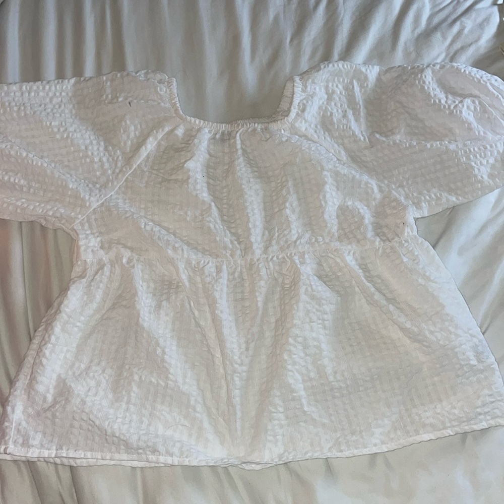old navy puffy white top